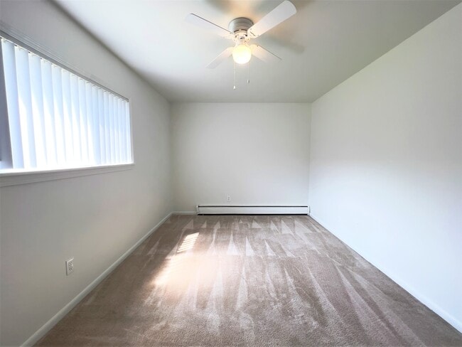 2BR, 1BA 800 SF - Dormitorio n.o 2 - Tanglewood Apartments