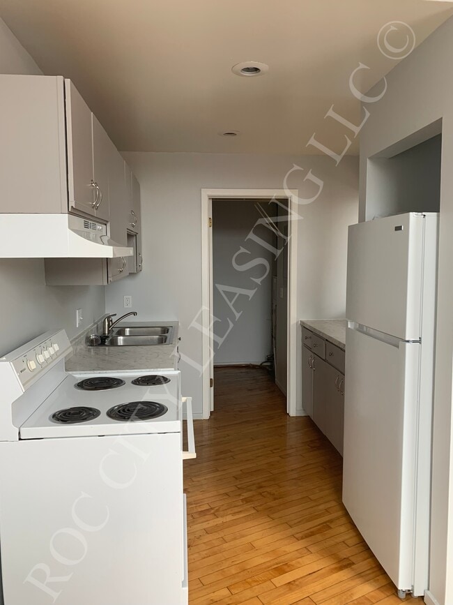 Building Photo - 214-216-216 Andrews St Unit B Series