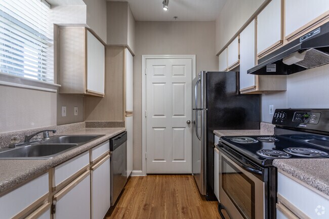 1BR, 1BA - 749SF