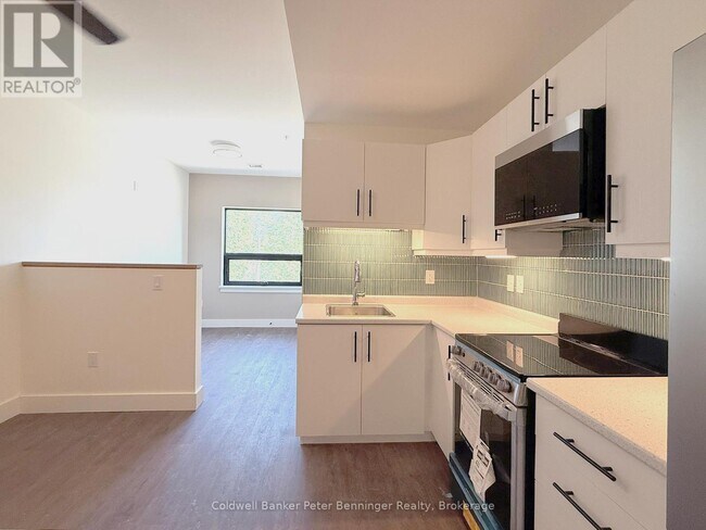 Photo - 202 Queen St S