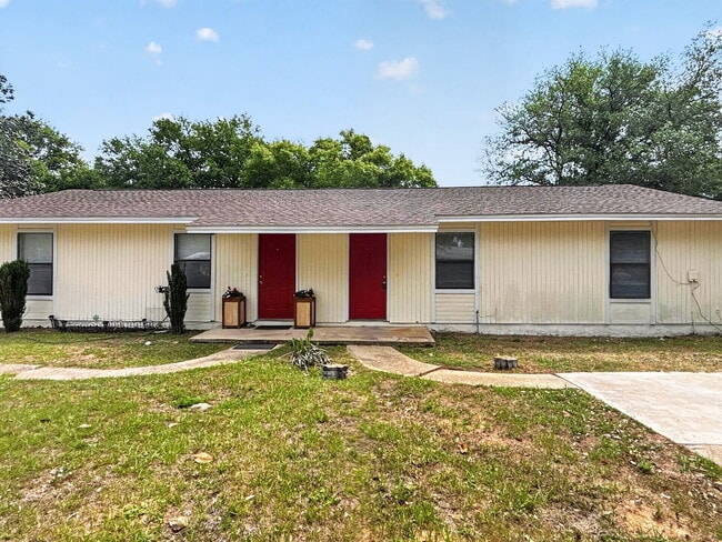 Building Photo - "Charming 2-Bedroom Retreat  in Mary Esther, FL!"