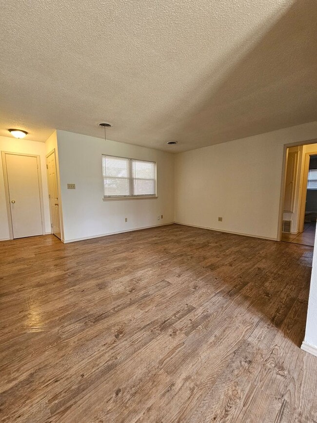 Photo - (3) Bed/(2) Bath Avail NOW!! Pet Negotiable!