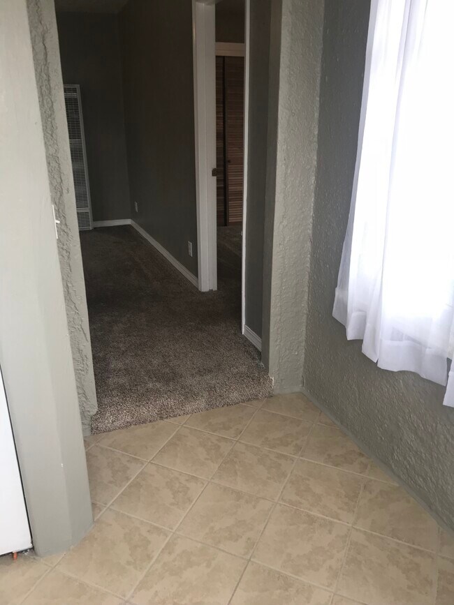 Foyer - 106 S 7th St