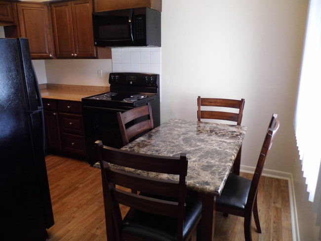 Eating Area - Warren Continental