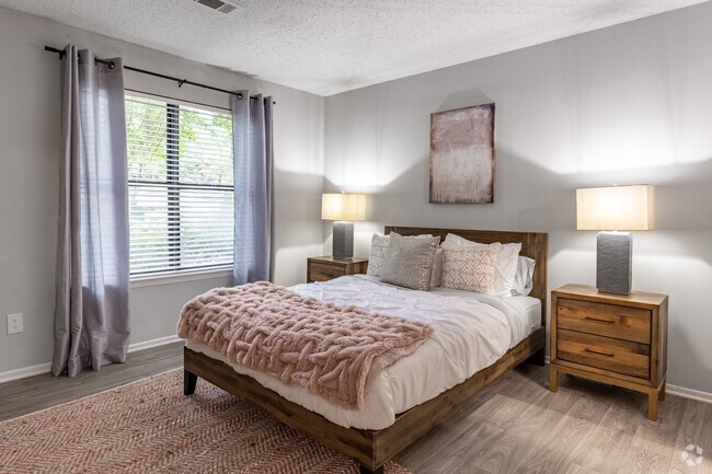 2BR, 2BA - 1200SF (B2B Esquire)