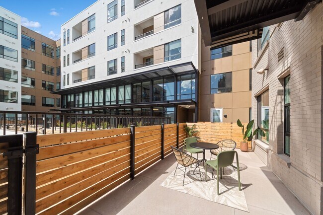 BroadwayPark_interior_patio (2)