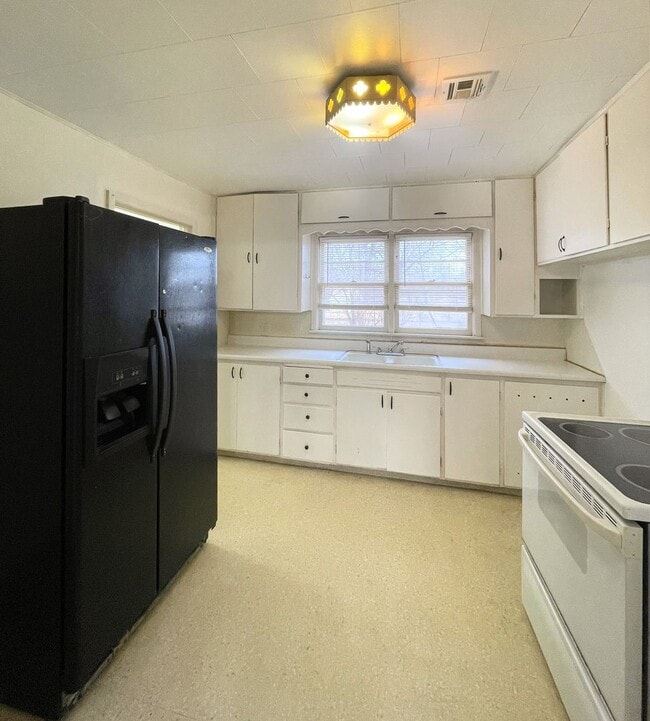 Photo - Spacious 2-Bed 1-Bath House