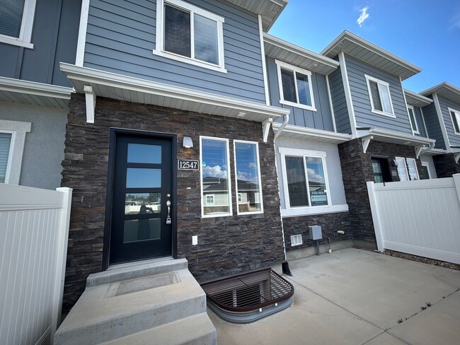 Building Photo - Modern Townhome
