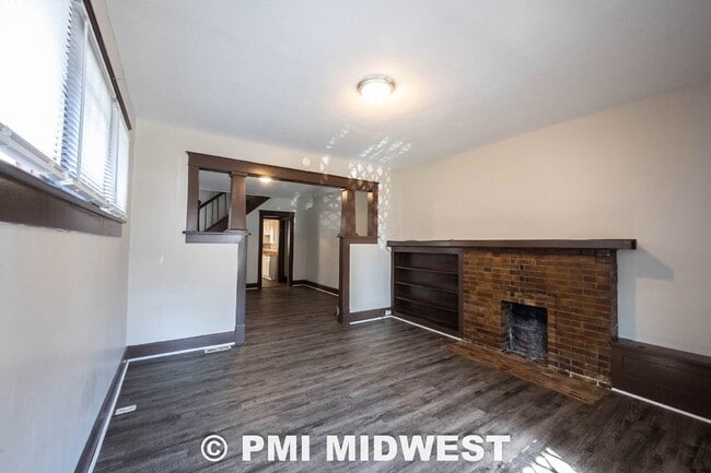 "Charming 3-Bed Duplex Retreat in Indianapolis – Spacious 1,318 Sq Ft with Modern Amenities!"