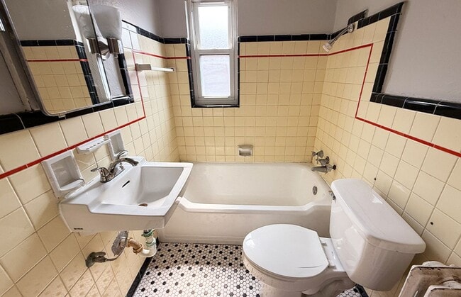 Photo - 956 Ludlow Ave Unit 956-06