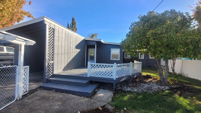 Building Photo - 643 NE Channon Ave