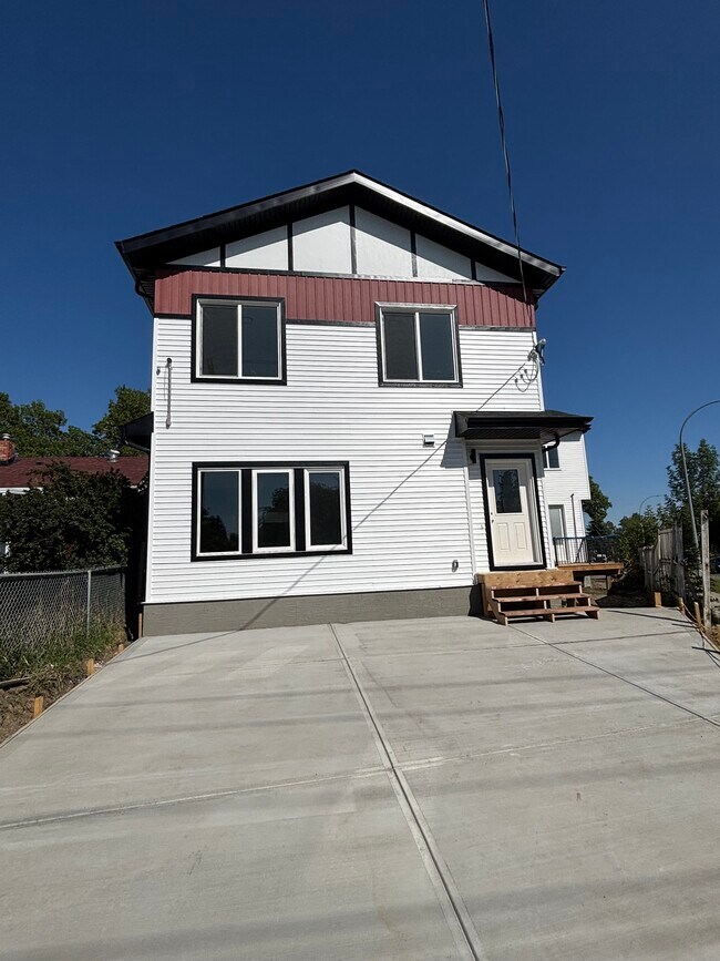 9302 90 St NW