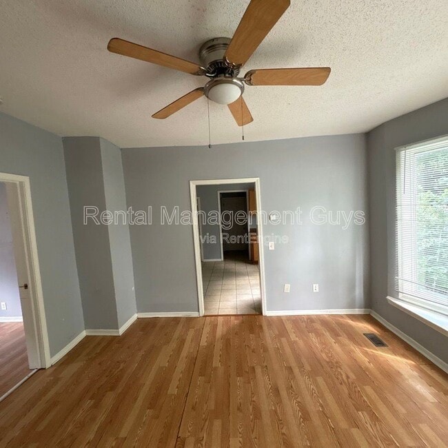 Building Photo - 2314 N Sheridan Ave Unit 1