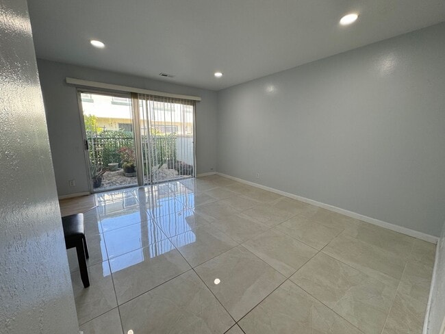 Photo - 2 Bedroom/1.5 Bathroom Townhouse Available in Union City!!