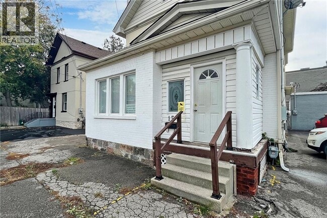 Photo - 15 Colborne St E