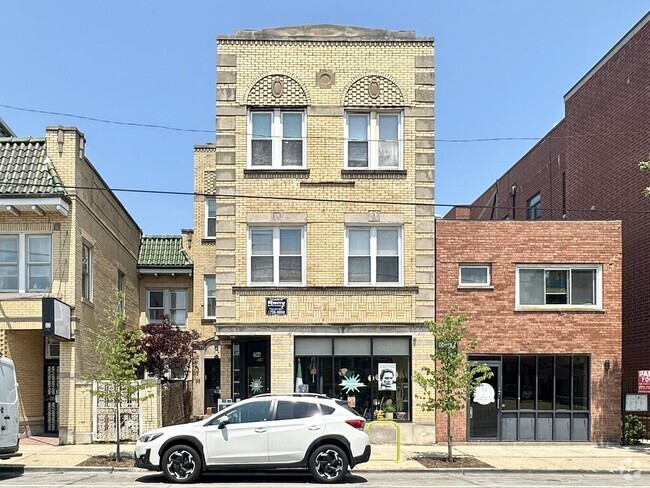 Building Photo - 2944 W Montrose Ave Rental