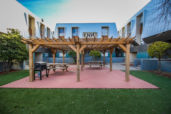 Lofts Courtyard - 060 Lofts