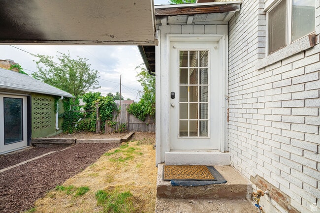 Photo - 561 Beverly Ave Unit Massive 1,562 Sq Ft Garag