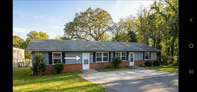 Building Photo - Maryville 37804 - 2 bedroom 1 bath duplex - call Tom Parry 865-607-3649