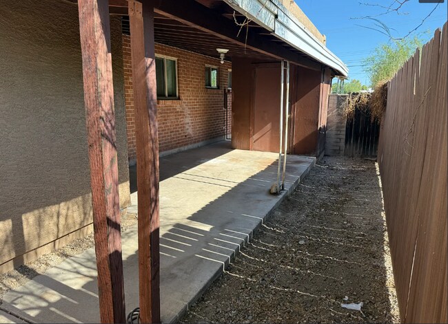 Patio de la puerta de entrada - Cerrado - 221 E Elm St Unidad 5 Bed / 2 Bath Near UofA