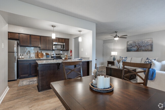 1BR, 1BA - 800SF - Kitchen/Dining Room