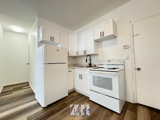 Building Photo - 1 bedroom in BROOKLYN NY 11218 Unit 2B
