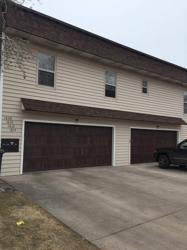 Building Photo - Updated 2 Bedroom Townhome for Rent in Loveland: Shared Garage, Patio, Washer/Dryer Hookups Unit 1612
