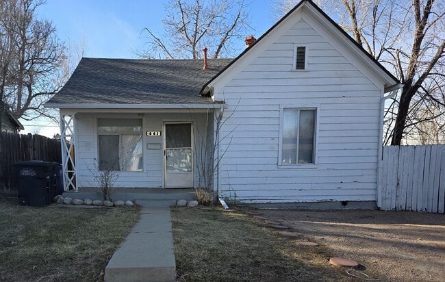 Building Photo - Quaint 2 Bedroom Home