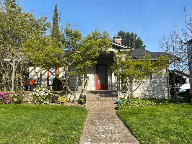 Front of Bungalow 437 - 437 NW 6th St Unit #2 - Full-Double Bed