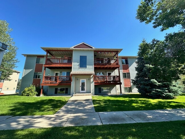 Building Photo - Lovely 2 bedroom 1.5 bath condo Unit 2D