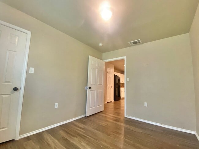 Photo - 3 bedroom 2 bath 1 car garage near MLK.