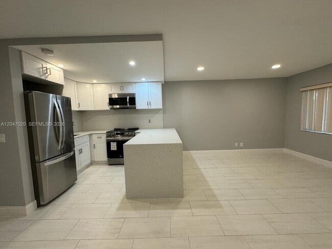 Building Photo - 500 Village Green Cir W Unit 215