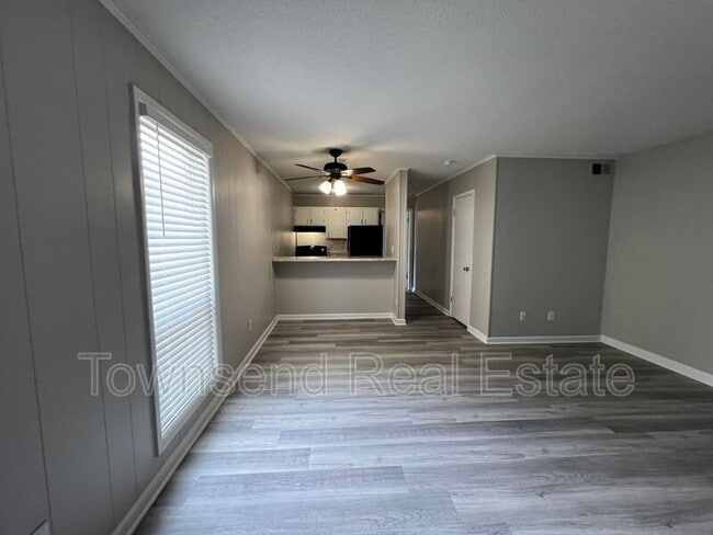 Building Photo - 5874-C Century Oaks Drive