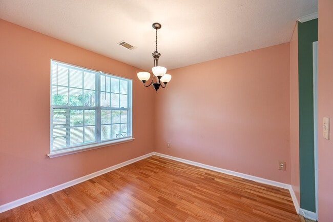 Photo - 945 Cannock St