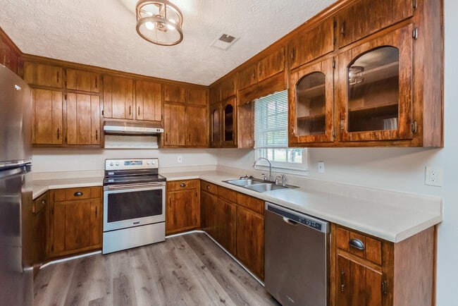 Photo - 301 Clubland Cir SE
