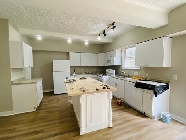 Photo - Very Spacious 5bdrm/2bth Bungalow Located in South Richmond w/Privacy Fenced Back Yard!!