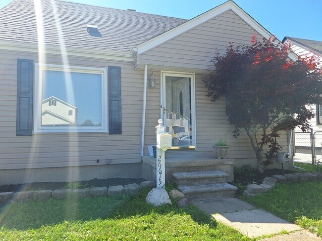 Building Photo - Charming 3 bedroom bungalow freshly updated Rental