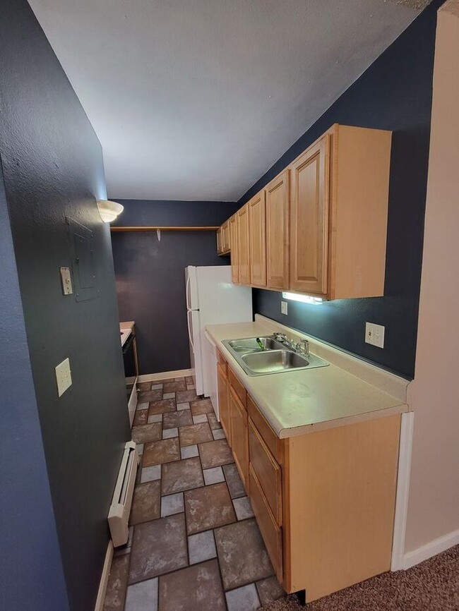 Building Photo - Recently Upgraded 2 Bedroom Apt Near Horse...