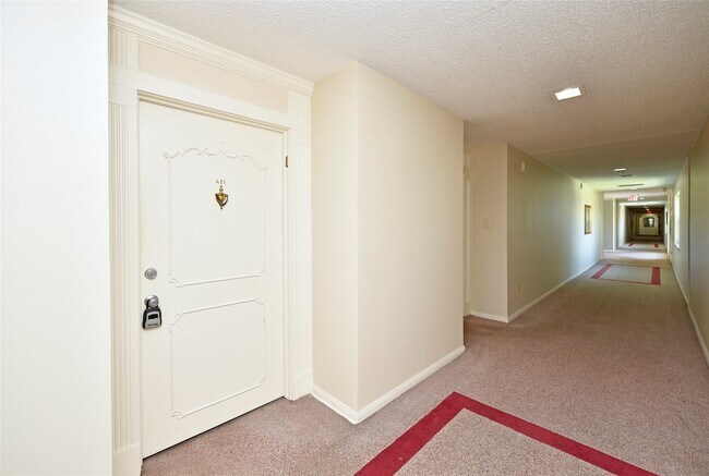 Building Photo - 2600 Bellefontaine Unit A21