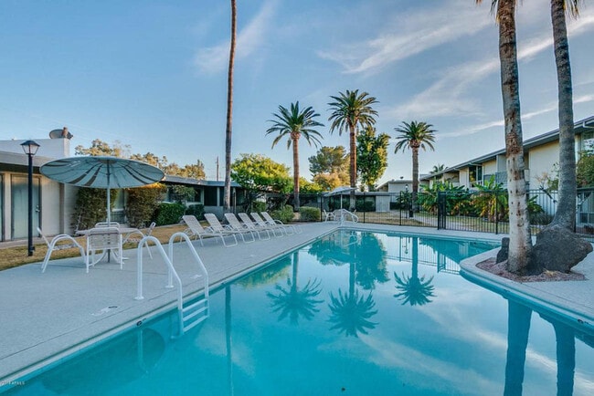 Building Photo - 3242 E Camelback Rd Rental