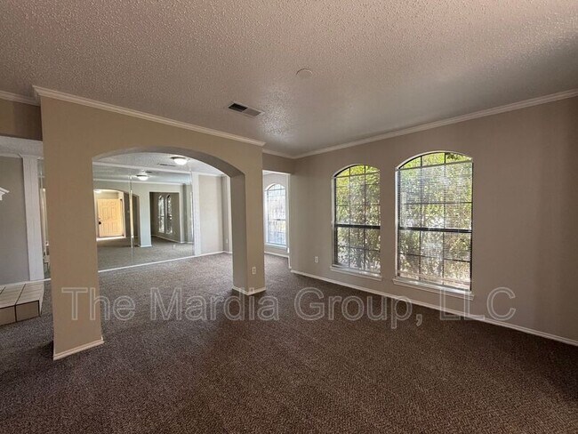 904 Shady Brook Ln