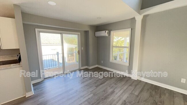Photo - 1122 Stock St
