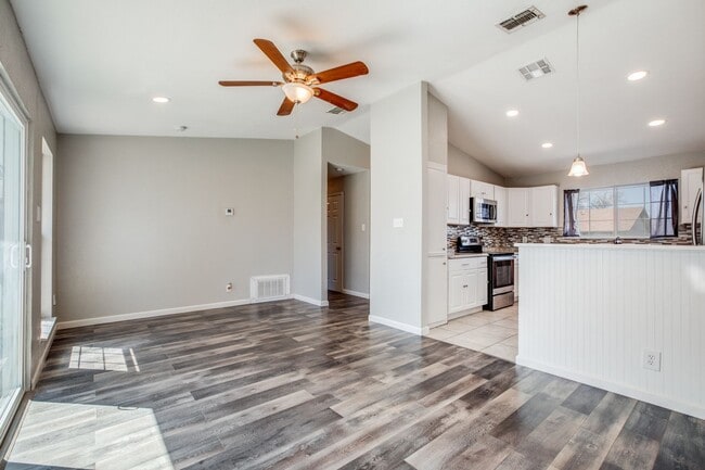 Photo - 2610 Lake Briar