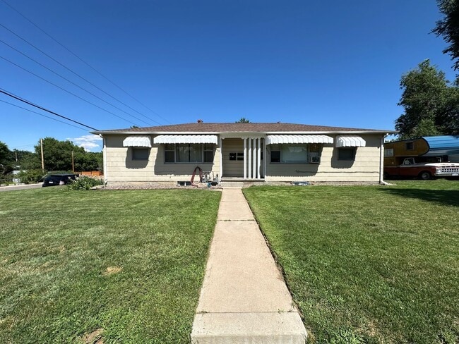 Building Photo - Recently updated 2-bedroom, 1-bath unit in a well-maintained Englewood fourplex w/ a shared yard!...