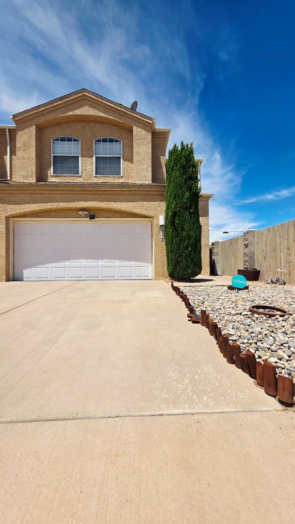 Building Photo - Spacious Northeast Heights Townhome for Rent!