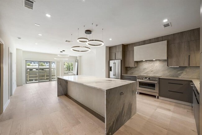 Building Photo - 3600 S Lamar Blvd Unit 202