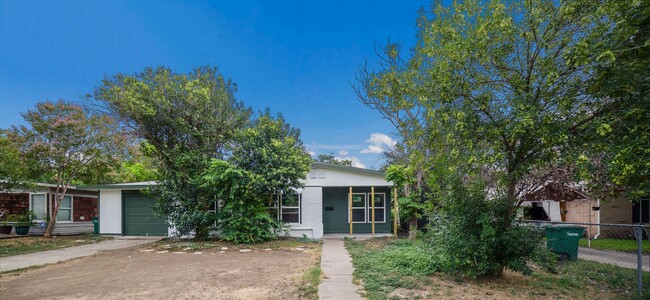 Photo - 127 Antrim Dr House