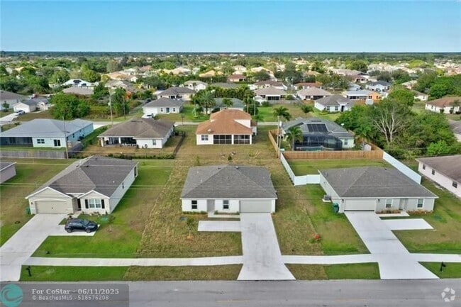 Building Photo - 555 SW Paar Dr Rental