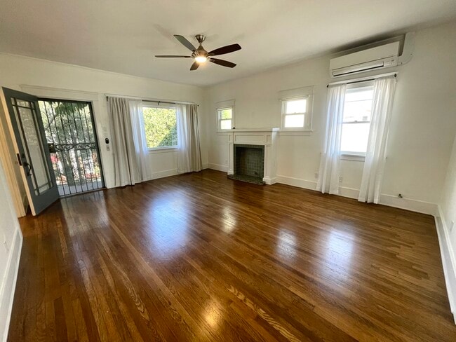 Sala de estar - 3218 E 2nd St Unidad 3218 Upper