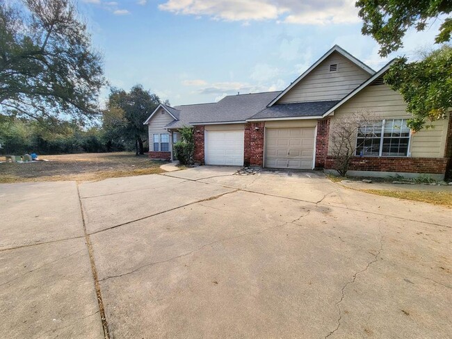 Photo - 2906 Whisper Oaks Ln Townhome